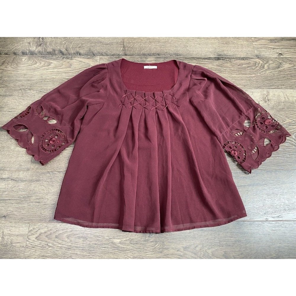 EUC Womens Le Lis Cut Outβ Sleeve Design Short Sleeve Flowy Blouse Size XSP